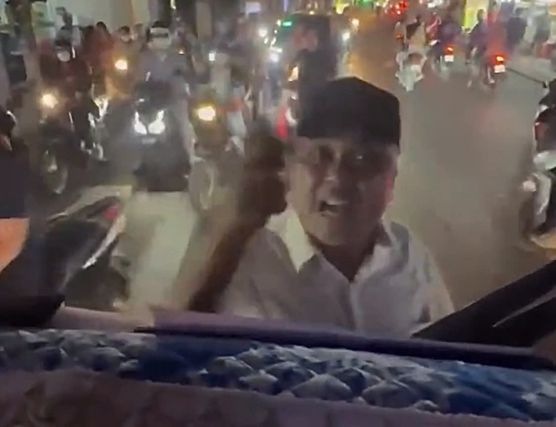 Xôn xao clip người đàn ông khiêng xe đạp đập đầu ô tô- Ảnh 1. Xôn xao clip người đàn ông khiêng xe đạp đập đầu ô tô- Ảnh 1.