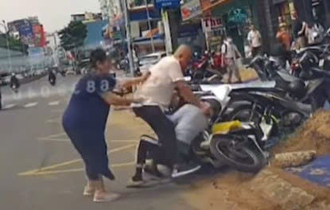 Ai bảo vệ c&aacute;c shipper bị h&agrave;nh hung giữa những c&uacute; đấm v&ocirc; l&yacute;? - Ảnh 1.