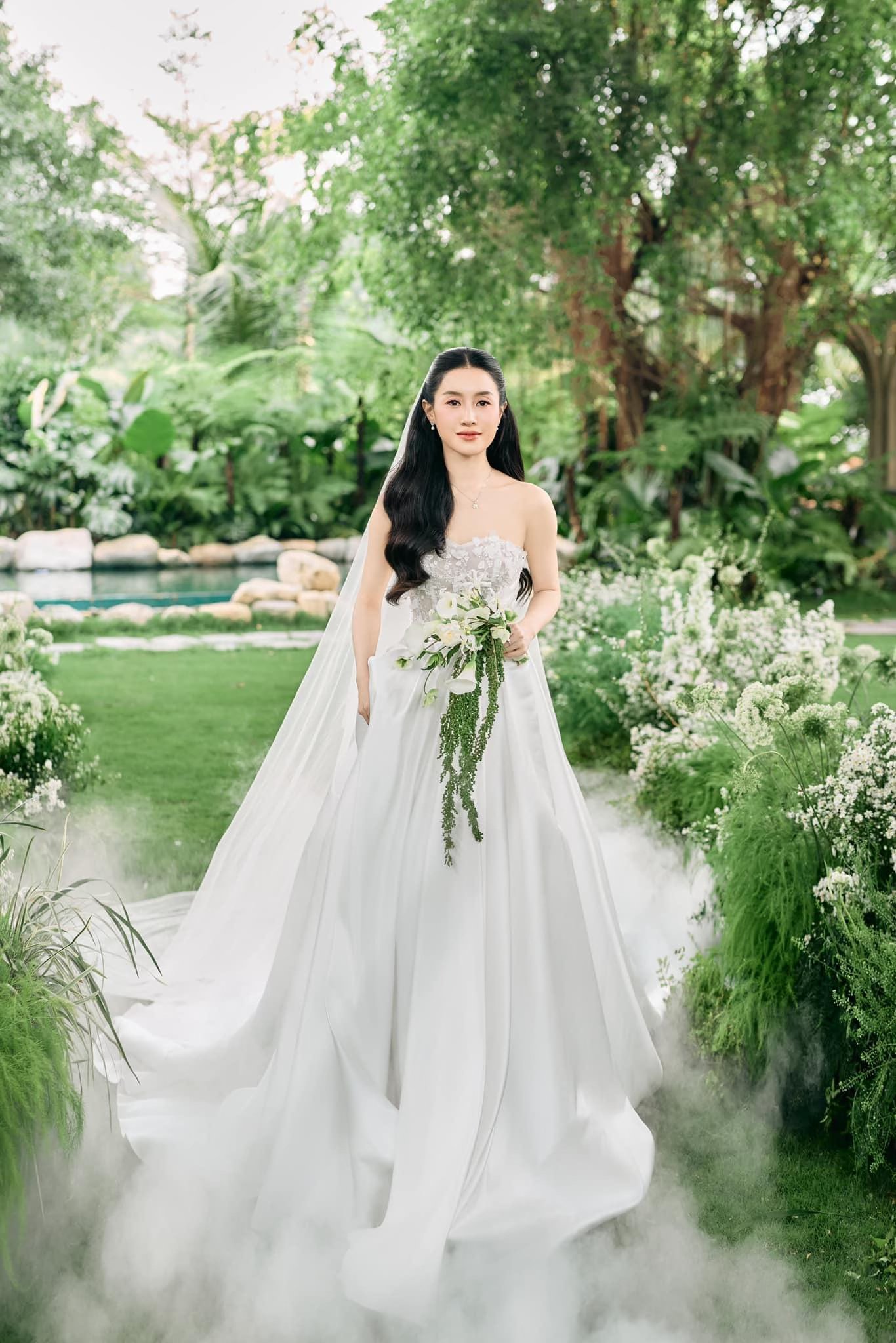 Dàn sao Việt đổ bộ lễ thành đôi Vũ Cát Tường: SOOBIN lộ diện cực bảnh, Thiều Bảo Trâm sexy - vợ chồng Đông Nhi chiếm spotlight - Ảnh 10.