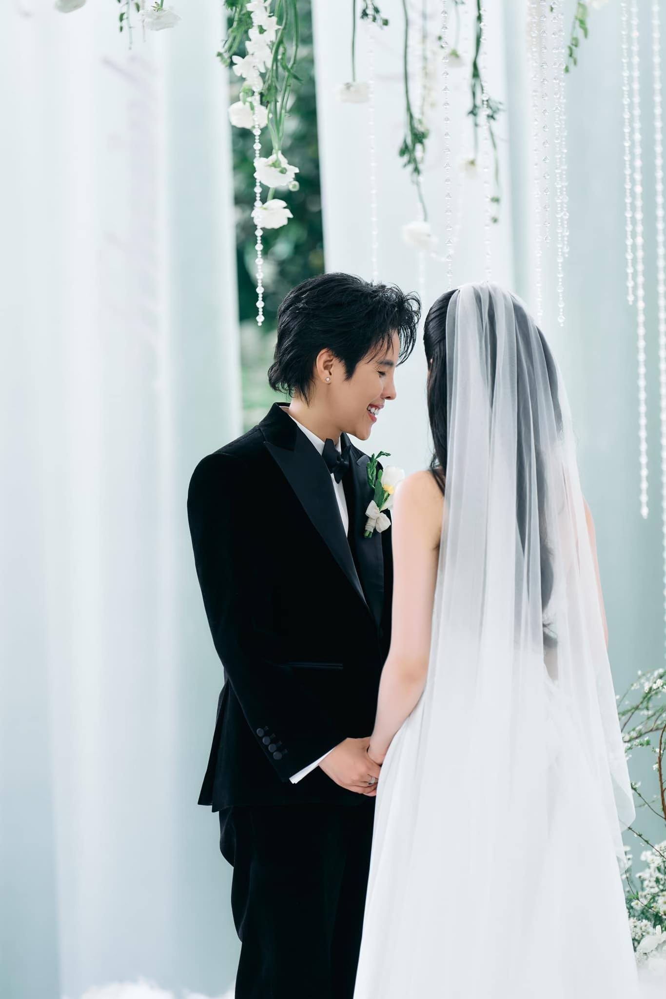 Dàn sao Việt đổ bộ lễ thành đôi Vũ Cát Tường: SOOBIN lộ diện cực bảnh, Thiều Bảo Trâm sexy - vợ chồng Đông Nhi chiếm spotlight - Ảnh 7.