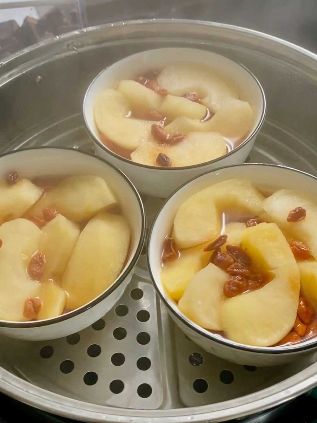 Mỗi sáng đều ăn táo hấp, sau 2 tuần nữ kế toán “không tin nổi vào mắt mình… cơ thể thay đổi quá rõ rệt” - Ảnh 2.