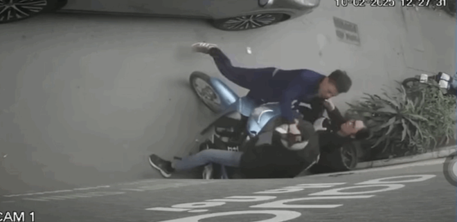 Ai bảo vệ c&aacute;c shipper bị h&agrave;nh hung giữa những c&uacute; đấm v&ocirc; l&yacute;? - Ảnh 2.