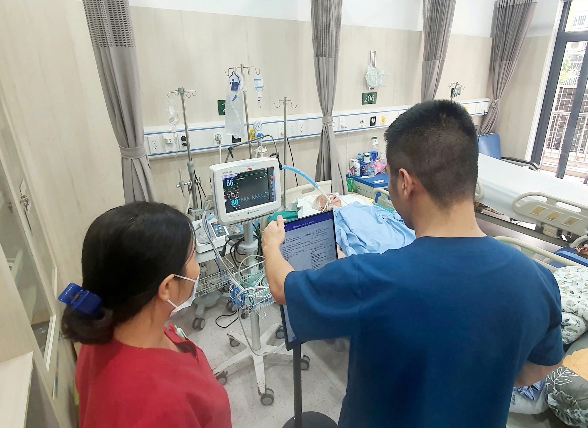 Một bệnh viện tiết kiệm 100 tỉ đồng/năm nhờ kh&ocirc;ng in phim chụp, bỏ ghi bệnh &aacute;n giấy- Ảnh 1.