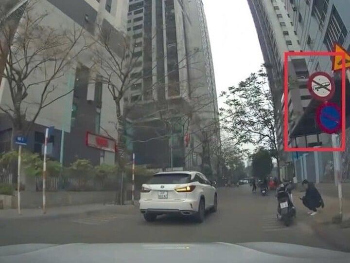 Tài xế Lexus bị phạt vì đỗ xe ngang ngược trên phố Hà Nội gây tắc đường - Ảnh 1.