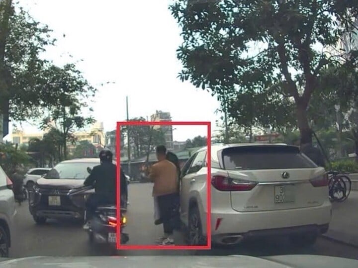 Tài xế Lexus bị phạt vì đỗ xe ngang ngược trên phố Hà Nội gây tắc đường - Ảnh 2.