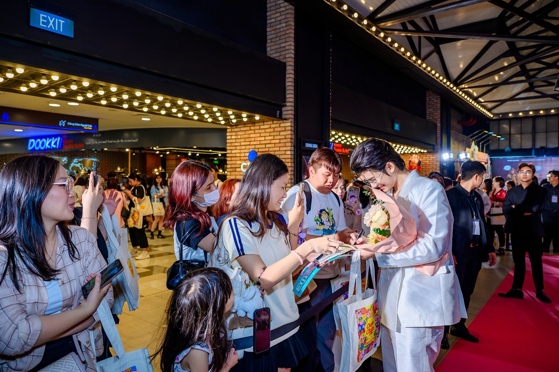 Nam chính "Mẹ lao công học yêu" gây sốt mạng xã hội nhờ nhan sắc giờ ra sao? - Ảnh 4.