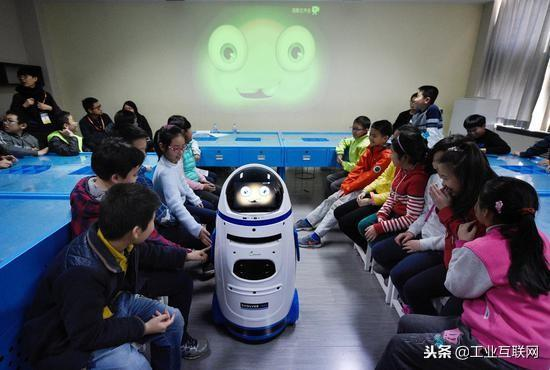 Giáo viên gây tranh cãi khi dùng công nghệ AI trong giáo dục để viết nhận xét học bạ - Ảnh 1.