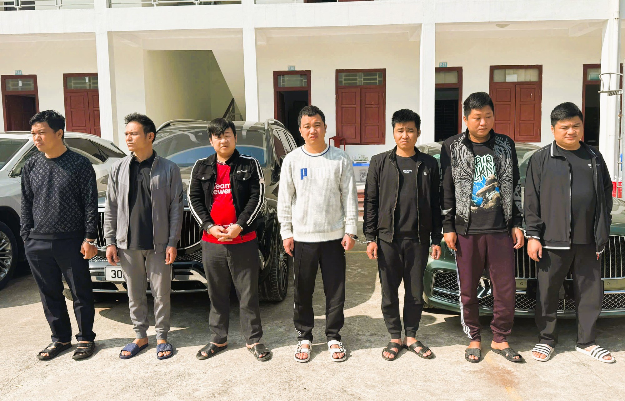 Thu giữ hàng loạt ô tô siêu sang trong đường dây lừa đảo 200 tỉ đồng - Ảnh 1.