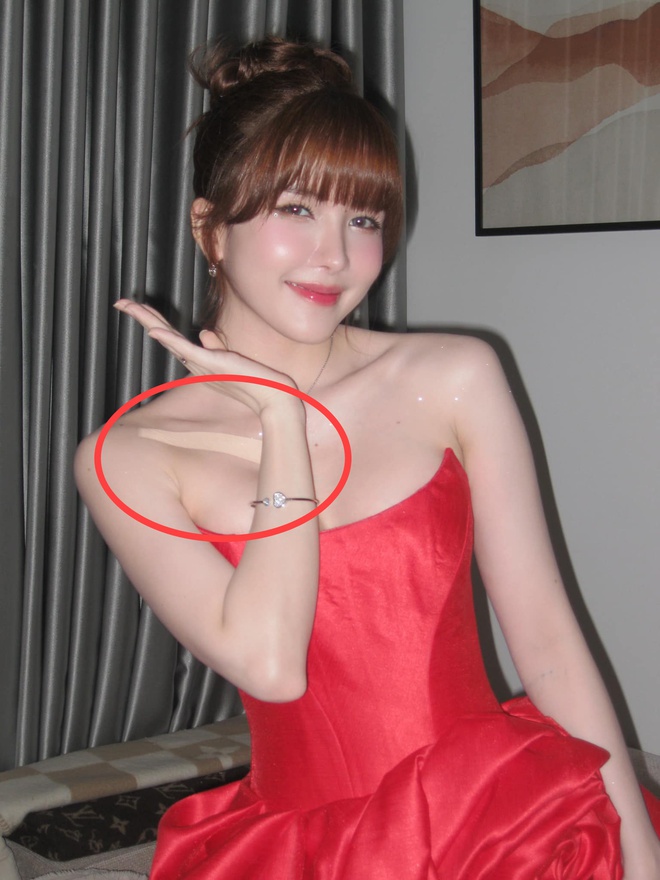 Chi tiết bí ẩn nhất trên cơ thể Thiều Bảo Trâm - Ảnh 2. Chi tiết bí ẩn nhất trên cơ thể Thiều Bảo Trâm - Ảnh 2.