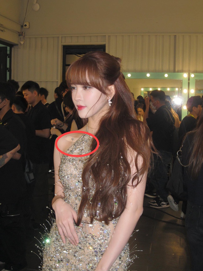 Chi tiết bí ẩn nhất trên cơ thể Thiều Bảo Trâm - Ảnh 5. Chi tiết bí ẩn nhất trên cơ thể Thiều Bảo Trâm - Ảnh 5.