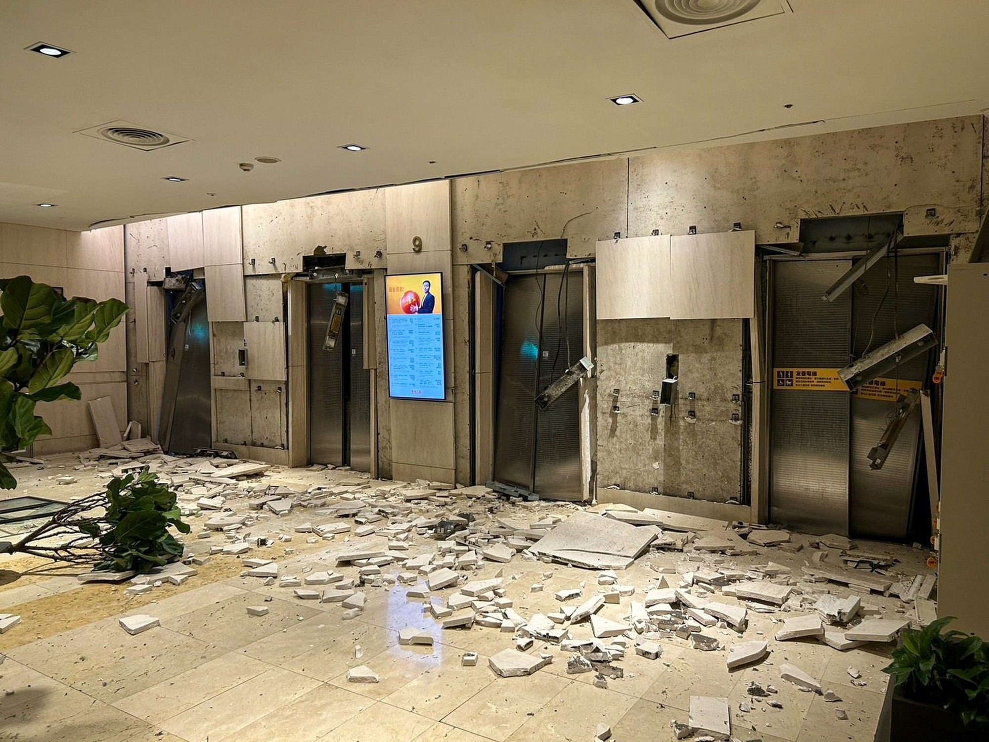 Hiện trường vụ nổ kh&iacute; gas kinh ho&agrave;ng tại trung t&acirc;m thương mại ở Đ&agrave;i Loan (Trung Quốc) khiến h&agrave;ng chục người thương vong, nh&acirc;n chứng kể lại thời khắc kinh ho&agrave;ng- Ảnh 3.