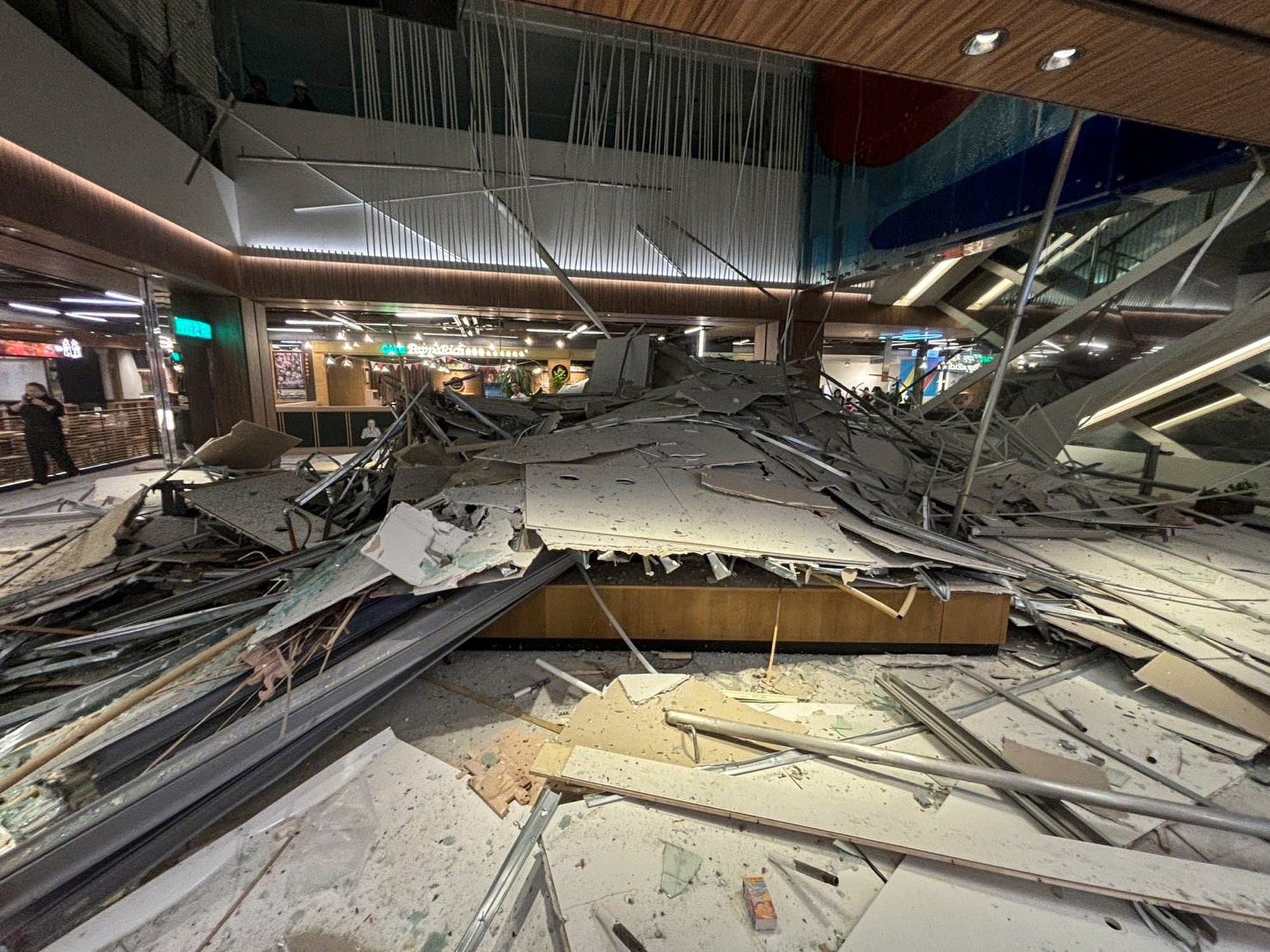 Hiện trường vụ nổ kh&iacute; gas kinh ho&agrave;ng tại trung t&acirc;m thương mại ở Đ&agrave;i Loan (Trung Quốc) khiến h&agrave;ng chục người thương vong, nh&acirc;n chứng kể lại thời khắc kinh ho&agrave;ng- Ảnh 5.