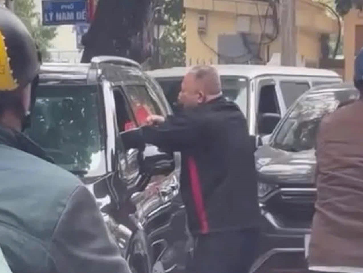 Vụ việc đánh tài xế Hà Nội: Có xử lý khi không trình báo? - Ảnh 1.