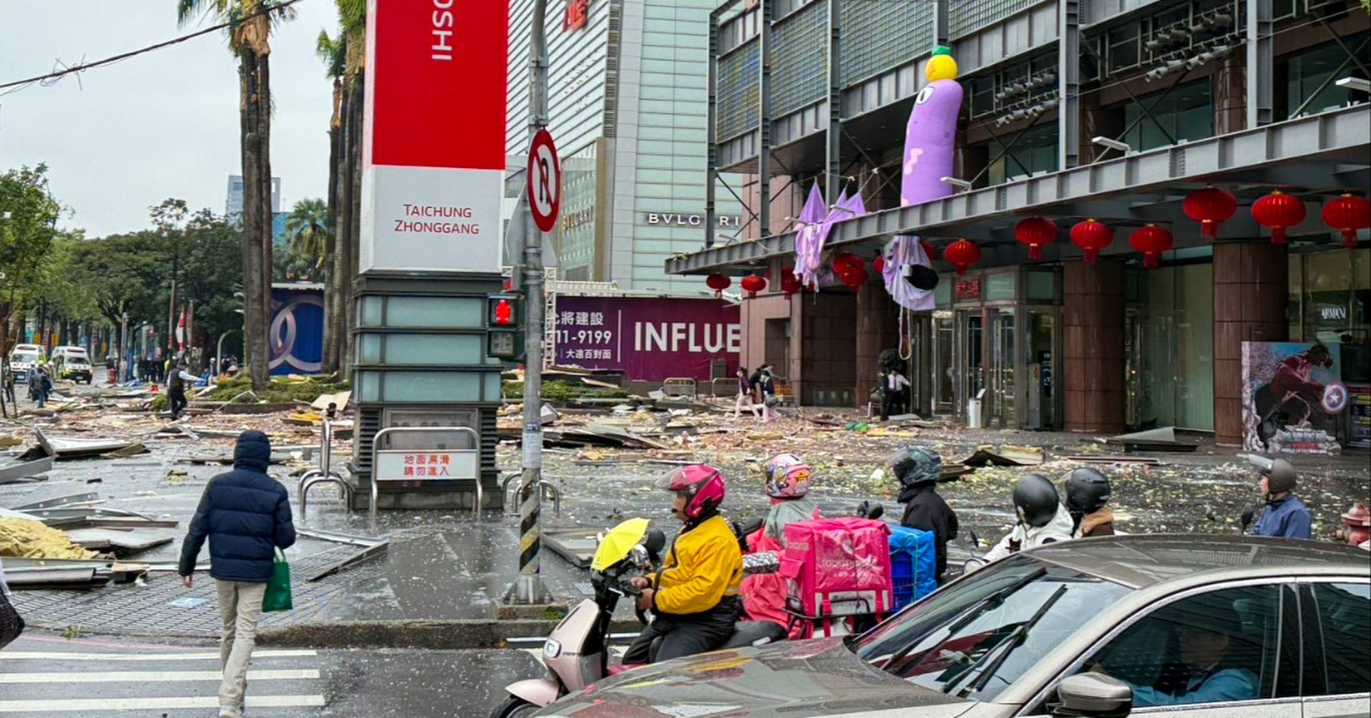 Hiện trường vụ nổ kh&iacute; gas kinh ho&agrave;ng tại trung t&acirc;m thương mại ở Đ&agrave;i Loan (Trung Quốc) khiến h&agrave;ng chục người thương vong, nh&acirc;n chứng kể lại thời khắc kinh ho&agrave;ng- Ảnh 1.