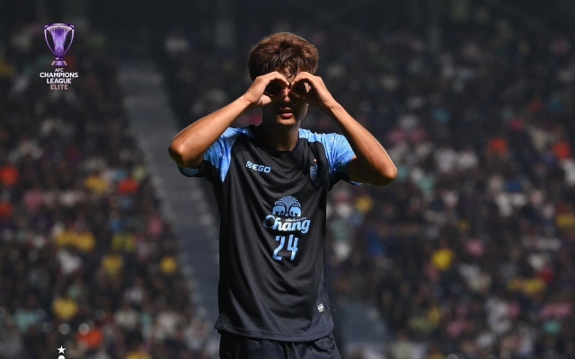 Được Chu Thanh Huyền bất ngờ tặng qu&agrave;, v&igrave; sao Quang Hải ng&atilde; ngửa khi "unbox" t&uacute;i hiệu trăm triệu? - Ảnh 3.