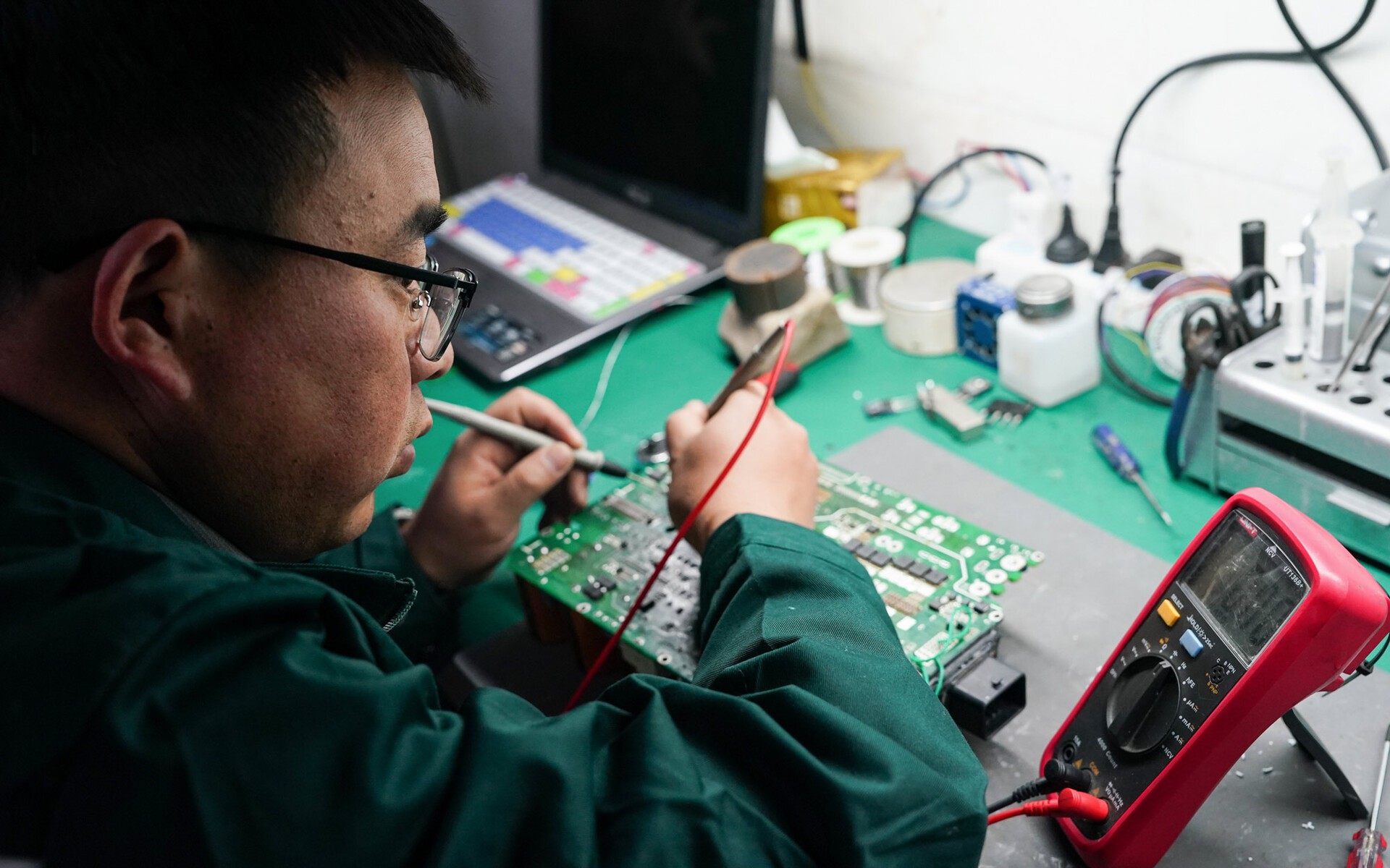 Những công nhân "sống mòn" xây giấc mơ xe điện Trung Quốc: Xe lăn bánh trên đường, đời lạc trôi về đâu? - Ảnh 9.