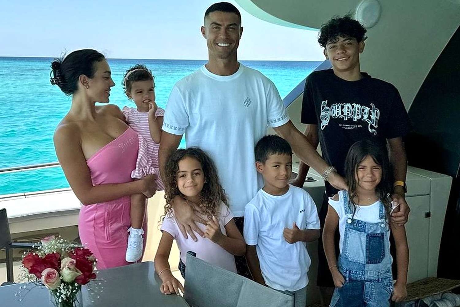 Ronaldo và bạn gái khoe món quà “của ít lòng nhiều” nhận được từ các nhóc tì, dân tình tấm tắc khen dạy con khéo- Ảnh 2.