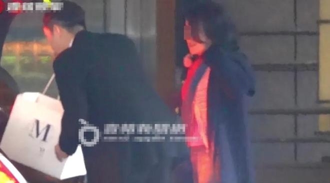 Chồng Hàn của Từ Hy Viên tiều tụy hốc hác, mắt không rời bình tro cốt trong buổi kỷ niệm ngày cưới- Ảnh 2. Chồng Hàn của Từ Hy Viên tiều tụy hốc hác, mắt không rời bình tro cốt trong buổi kỷ niệm ngày cưới- Ảnh 2.