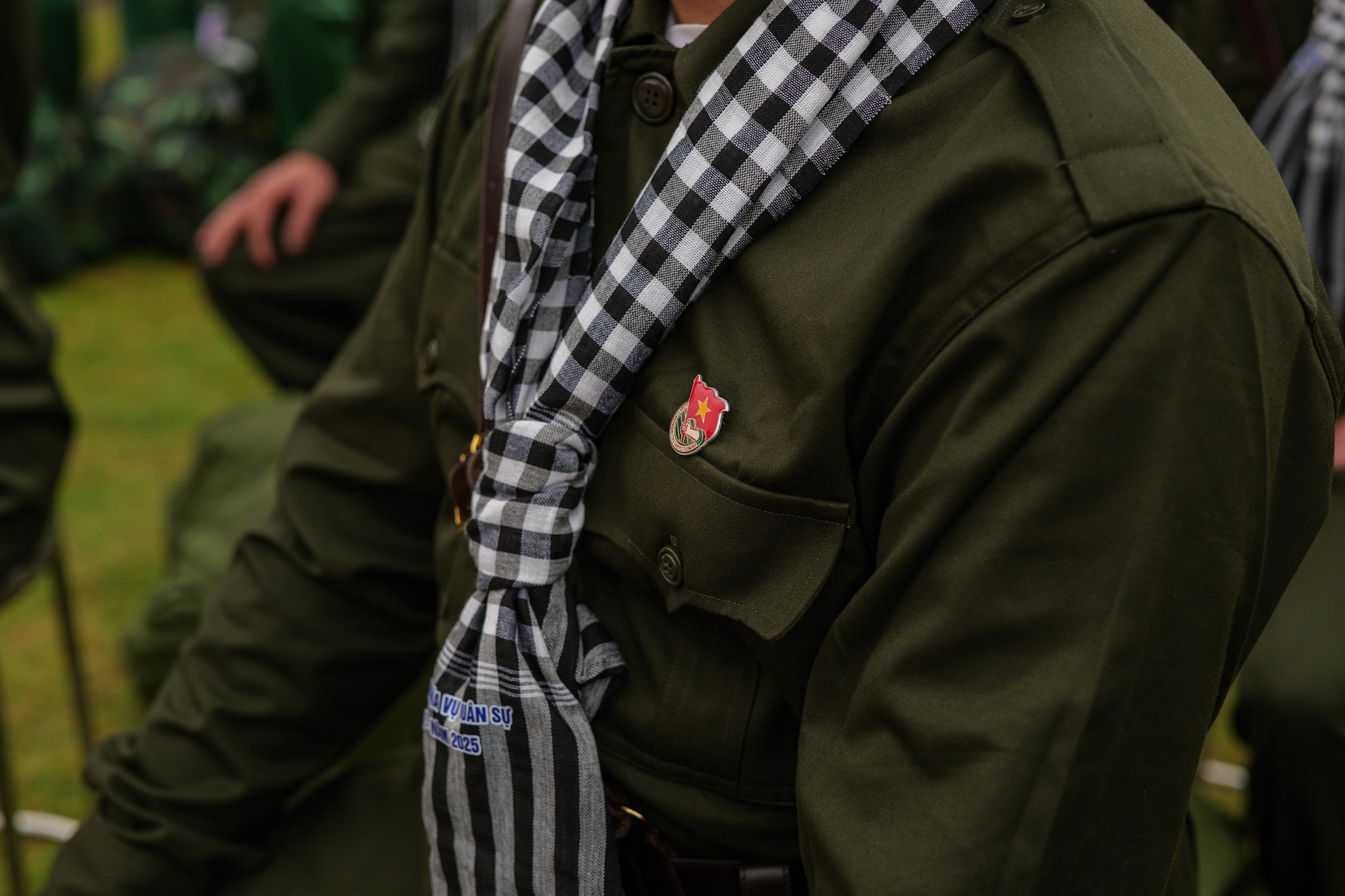 Xúc động giây phút bịn rịn chia tay tân binh lên đường nhập ngũ: Những giọt nước mắt, những cái ôm ấm áp thay lời tạm biệt!- Ảnh 4. Xúc động giây phút bịn rịn chia tay tân binh lên đường nhập ngũ: Những giọt nước mắt, những cái ôm ấm áp thay lời tạm biệt!- Ảnh 4.