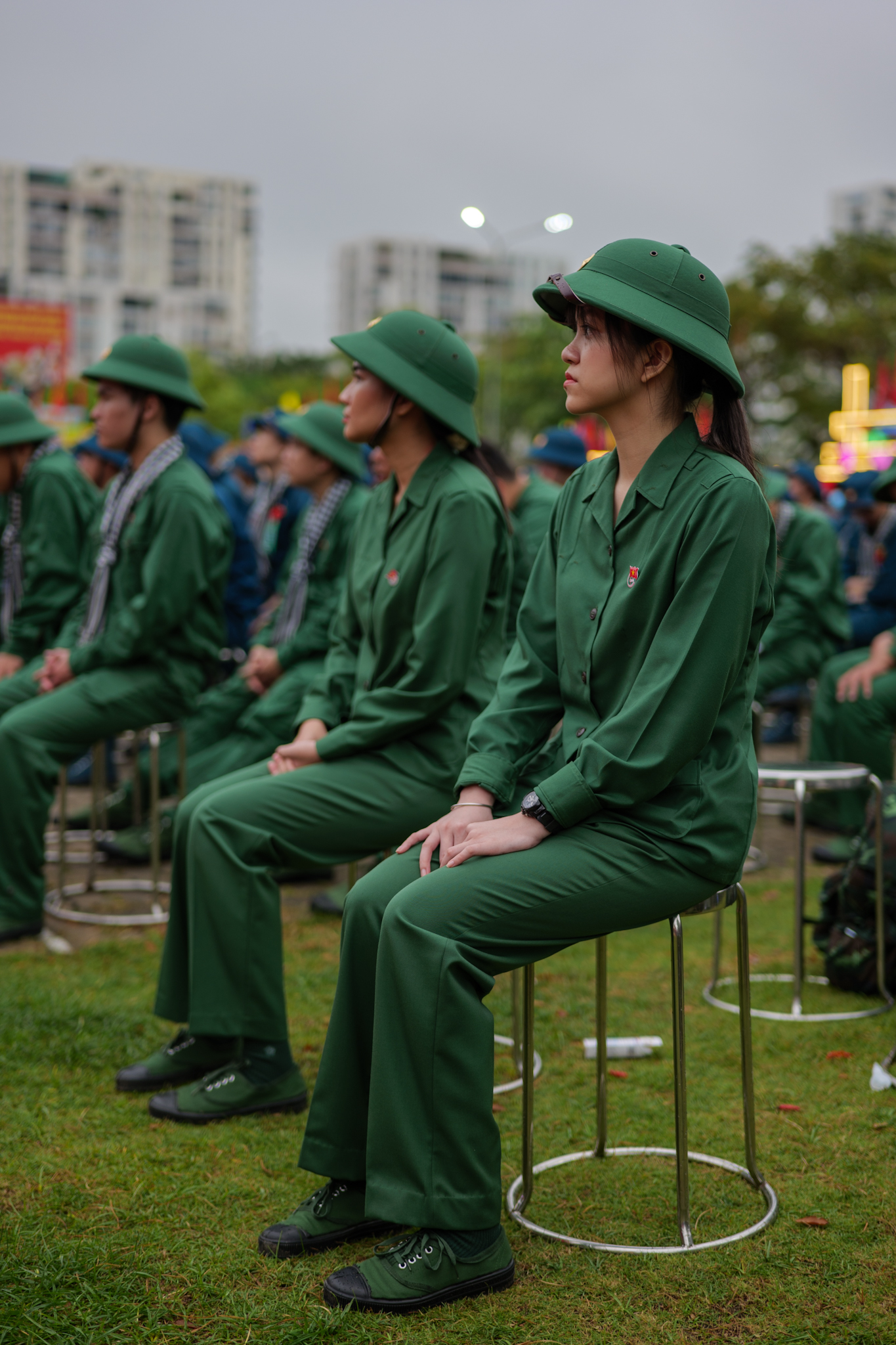 Xúc động giây phút bịn rịn chia tay tân binh lên đường nhập ngũ: Những giọt nước mắt, những cái ôm ấm áp thay lời tạm biệt!- Ảnh 3. Xúc động giây phút bịn rịn chia tay tân binh lên đường nhập ngũ: Những giọt nước mắt, những cái ôm ấm áp thay lời tạm biệt!- Ảnh 3.