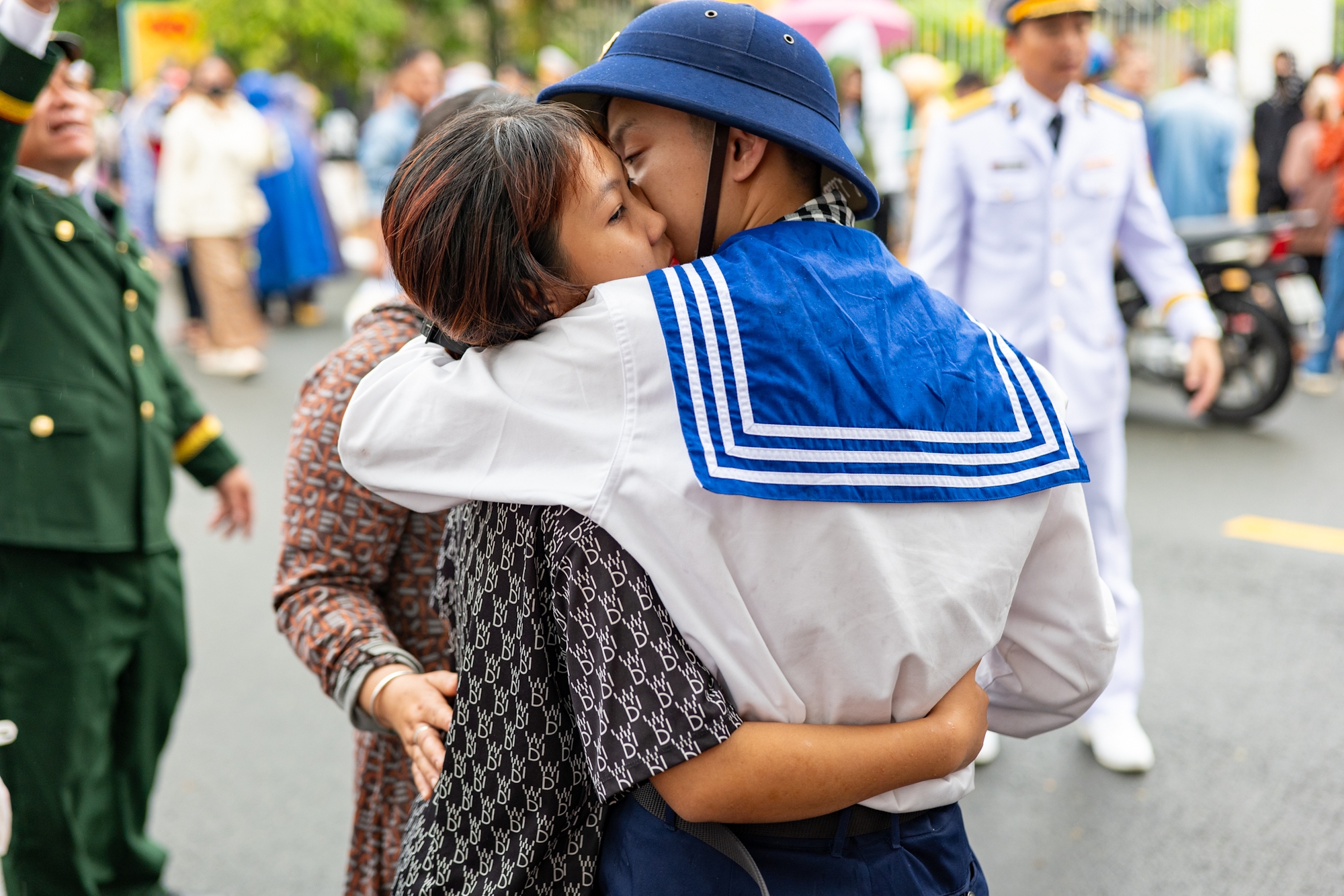 Xúc động giây phút bịn rịn chia tay tân binh lên đường nhập ngũ: Những giọt nước mắt, những cái ôm ấm áp thay lời tạm biệt!- Ảnh 10. Xúc động giây phút bịn rịn chia tay tân binh lên đường nhập ngũ: Những giọt nước mắt, những cái ôm ấm áp thay lời tạm biệt!- Ảnh 10.