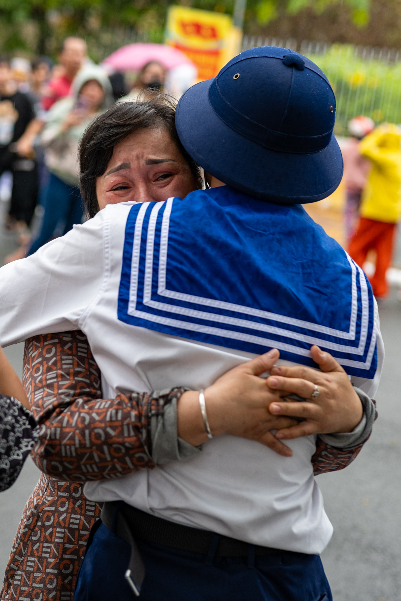 Xúc động giây phút bịn rịn chia tay tân binh lên đường nhập ngũ: Những giọt nước mắt, những cái ôm ấm áp thay lời tạm biệt!- Ảnh 9. Xúc động giây phút bịn rịn chia tay tân binh lên đường nhập ngũ: Những giọt nước mắt, những cái ôm ấm áp thay lời tạm biệt!- Ảnh 9.