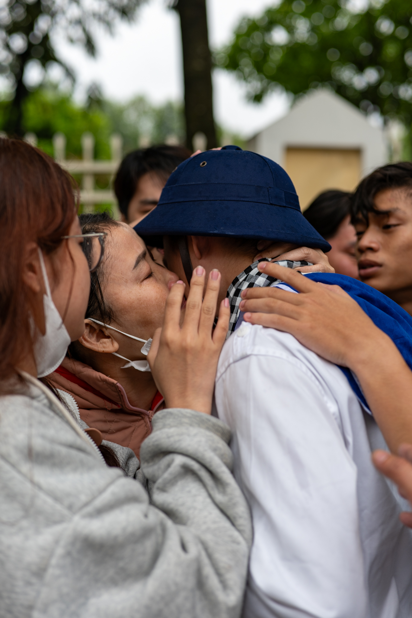 Xúc động giây phút bịn rịn chia tay tân binh lên đường nhập ngũ: Những giọt nước mắt, những cái ôm ấm áp thay lời tạm biệt!- Ảnh 11. Xúc động giây phút bịn rịn chia tay tân binh lên đường nhập ngũ: Những giọt nước mắt, những cái ôm ấm áp thay lời tạm biệt!- Ảnh 11.