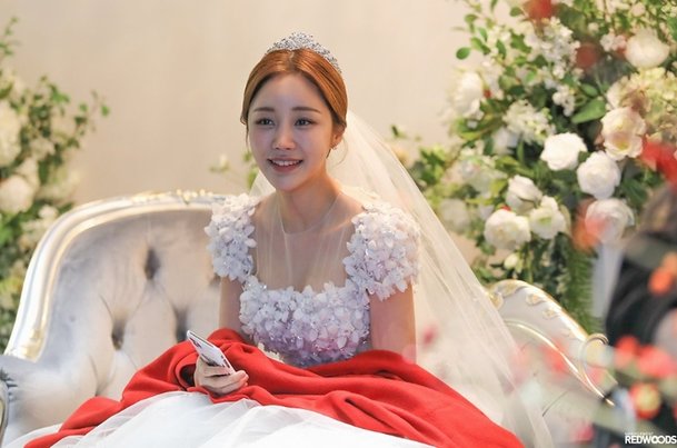 Nữ diễn vi&ecirc;n nổi đi&ecirc;n, qu&aacute;t th&aacute;o, trừng phạt chồng chỉ v&igrave; 1 chuyện khiến kh&aacute;n giả sốc nặng- Ảnh 3.