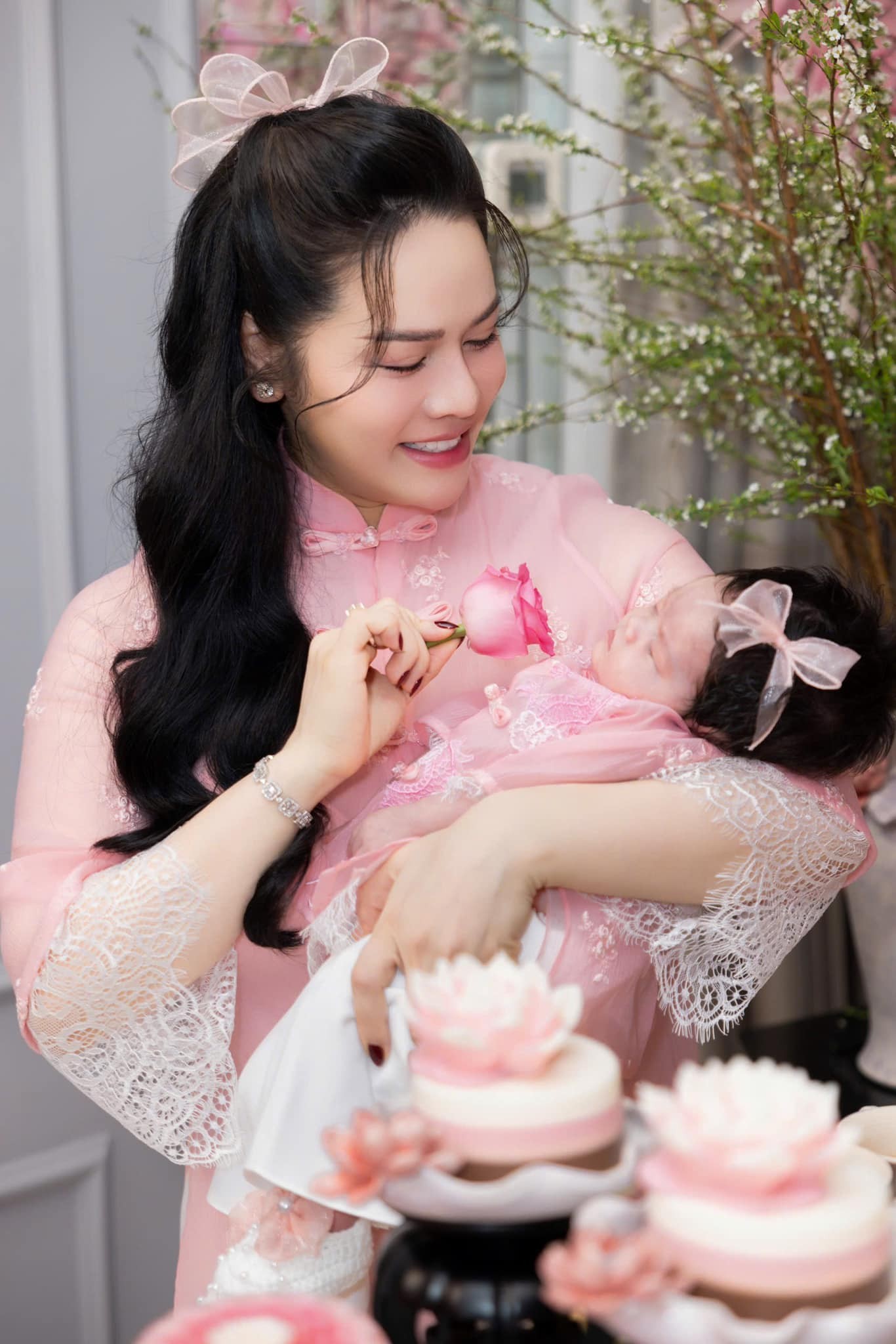 Showbiz 12/2: Nhật Kim Anh khoe mâm tiền vàng - Ảnh 2.