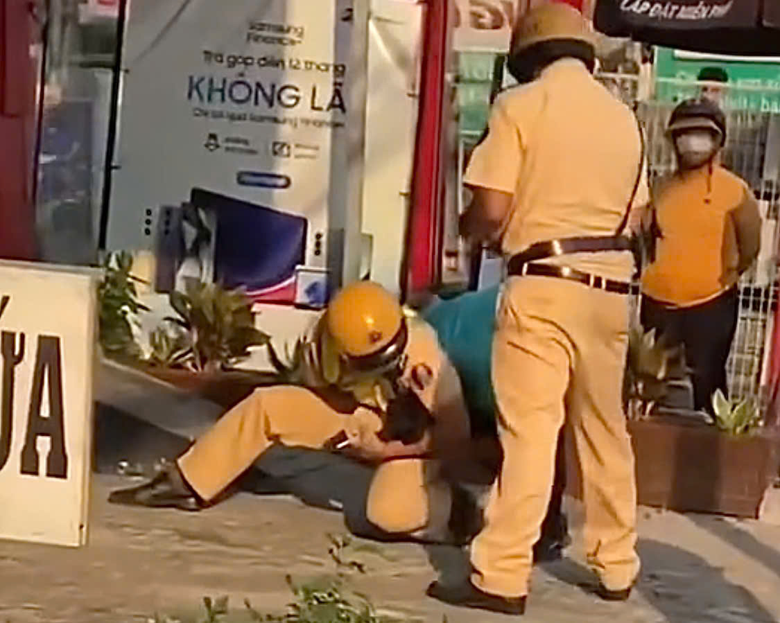 Khi nào CSGT được phép dùng vũ lực trấn áp người vi phạm - Ảnh 1. Khi nào CSGT được phép dùng vũ lực trấn áp người vi phạm - Ảnh 1.