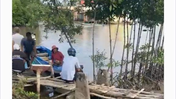 Thi thể bé trai 3 tuổi tìm thấy sau tai nạn xuồng máy trên sông Cà Mau - Ảnh 1.