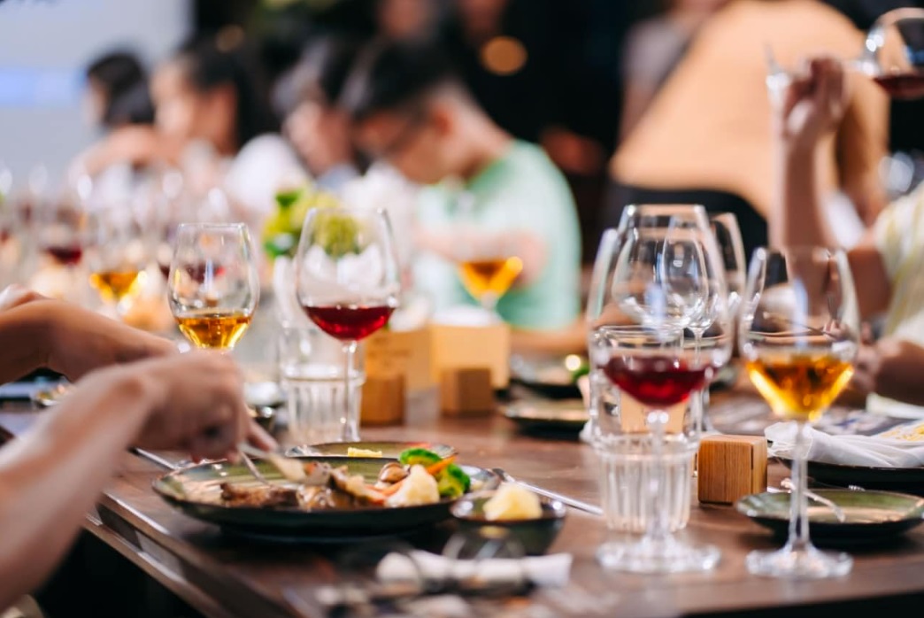 Sau 2 lần người bạn học cũ đến nh&agrave; h&agrave;ng của t&ocirc;i d&ugrave;ng bữa, t&ocirc;i thẳng tay x&oacute;a số v&agrave; chặn li&ecirc;n lạc: Trong cuộc sống, đ&ocirc;i khi ch&uacute;ng ta phải dứt kho&aacute;t!- Ảnh 2.