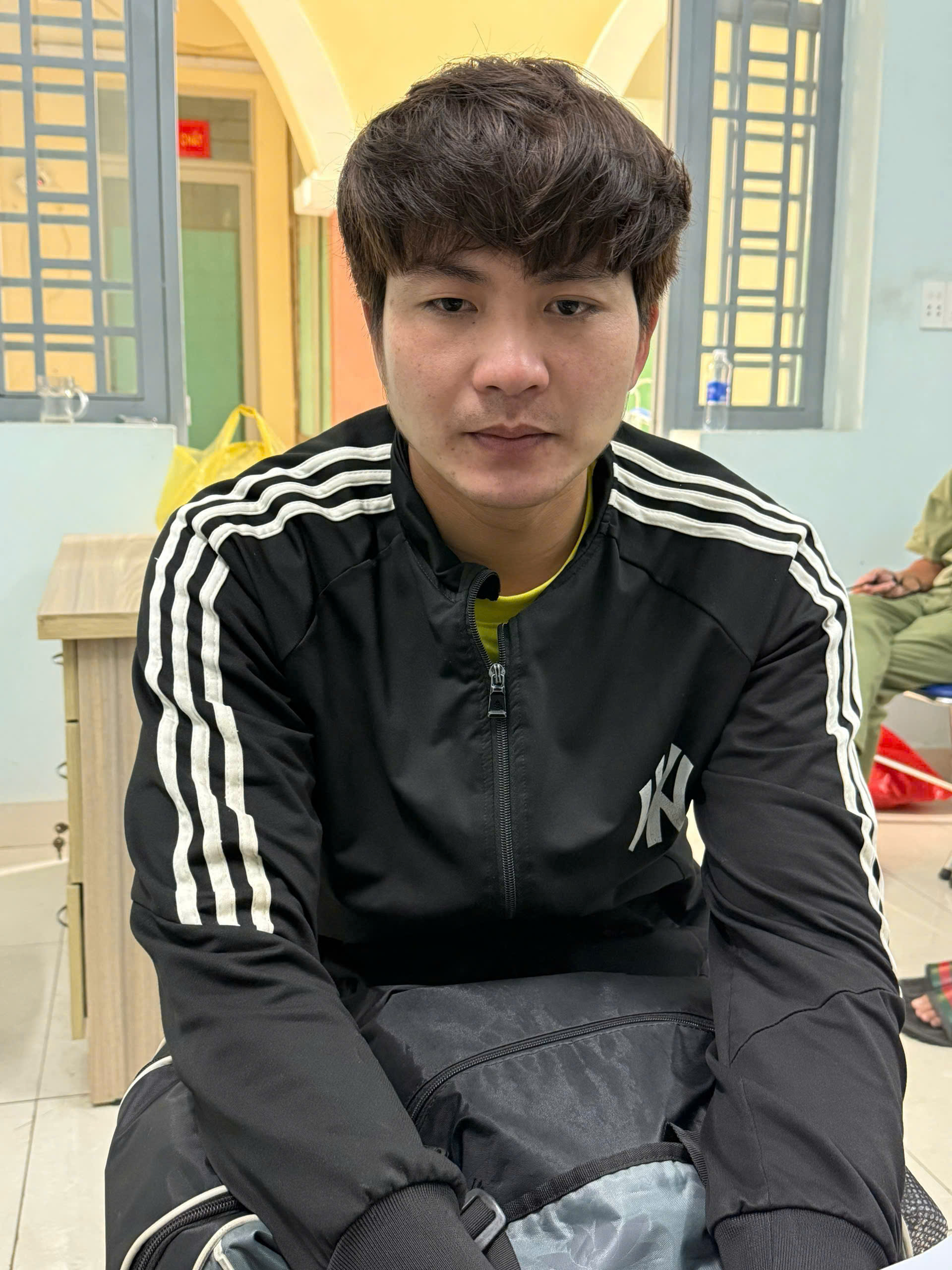 Nghi phạm cướp tiệm vàng Lâm Đồng dùng búa sa lưới sau 24 giờ lẩn trốn - Ảnh 2.