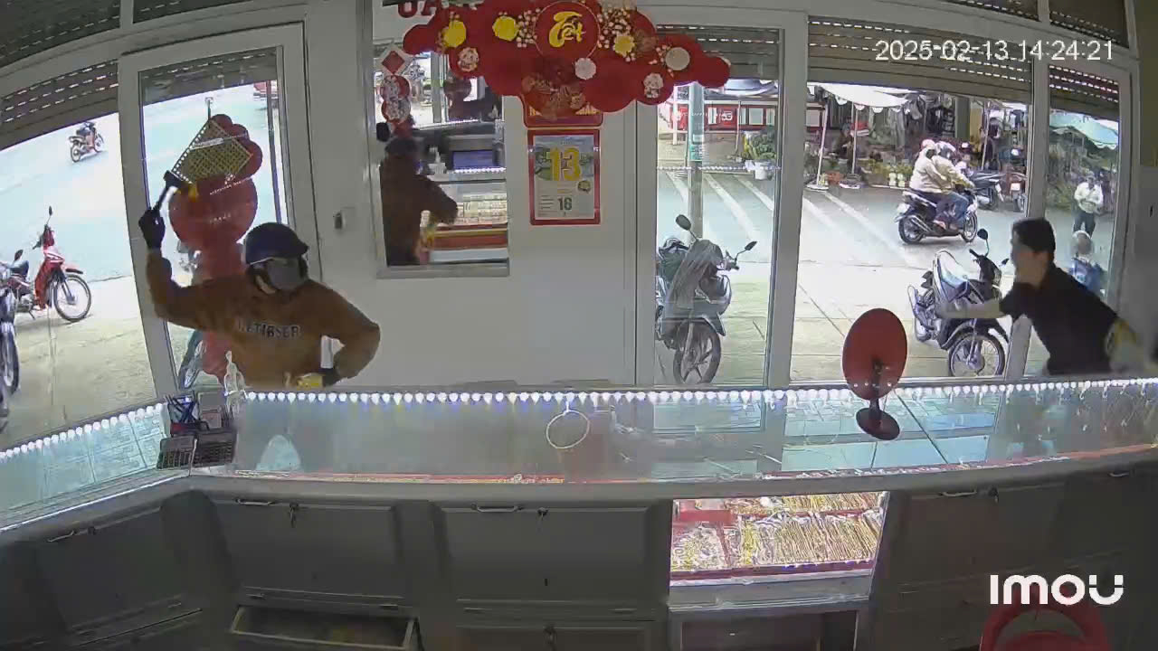 Nghi phạm cướp tiệm vàng Lâm Đồng dùng búa sa lưới sau 24 giờ lẩn trốn - Ảnh 1.