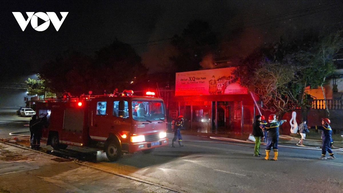 Cháy lớn Đà Lạt tại trung tâm tranh thêu lụa XQ Việt Nam gây thiệt hại nghiêm trọng - Ảnh 2.