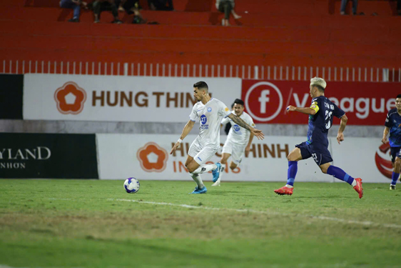 Mặt sân thi đấu V-League kém chất lượng - Ảnh 2.