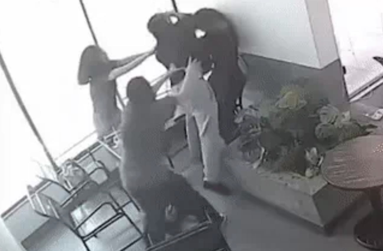 Cô gái bị người yêu đánh dã man trong quán cà phê ở TP HCM- Ảnh 1. Cô gái bị người yêu đánh dã man trong quán cà phê ở TP HCM- Ảnh 1.