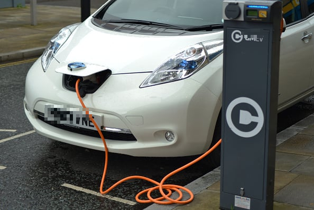 Xe điện Trung Quốc bốc cháy khi sạc: Tranh cãi trách nhiệm và bảo hiểm - Ảnh 2.