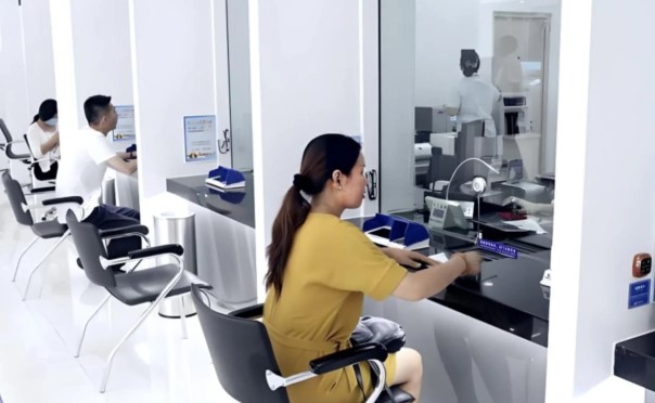 Đem 167 tỷ đồng gửi tiết kiệm, đến ng&acirc;n h&agrave;ng, người phụ nữ sốc nặng khi biết bị "mất trắng" - Ảnh 1.