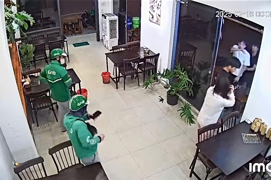 Clip người đ&agrave;n &ocirc;ng đập ph&aacute; qu&aacute;n g&agrave; ở T&acirc;n B&igrave;nh, TP HCM- Ảnh 1.