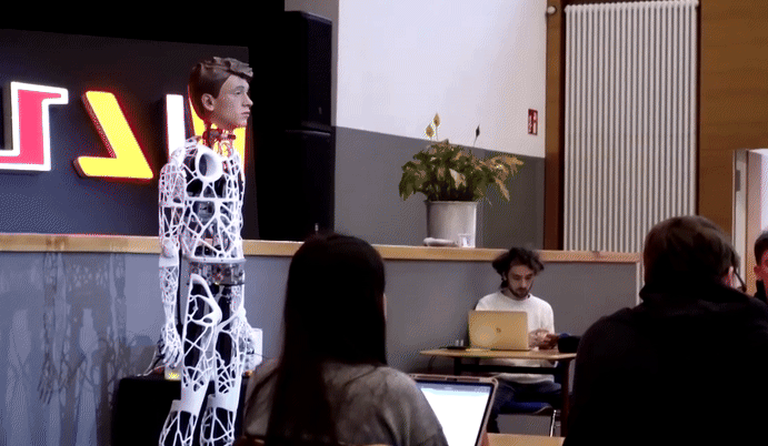 Thầy giáo AI lên lớp dạy 5 chủ đề, nữ sinh nói: "Em đã nhìn thẳng vào mắt của thầy và hỏi" - Ảnh 1.