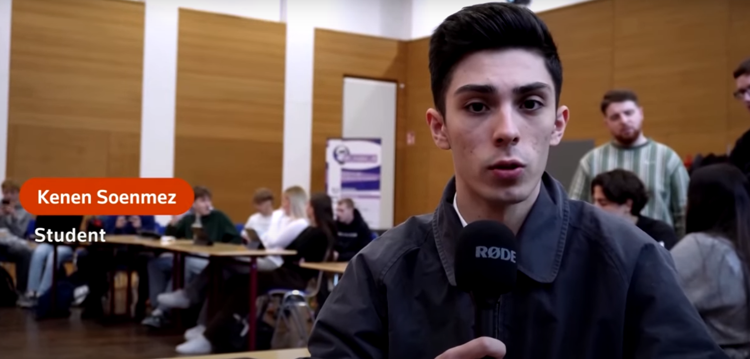 Thầy giáo AI lên lớp dạy 5 chủ đề, nữ sinh nói: "Em đã nhìn thẳng vào mắt của thầy và hỏi" - Ảnh 3.