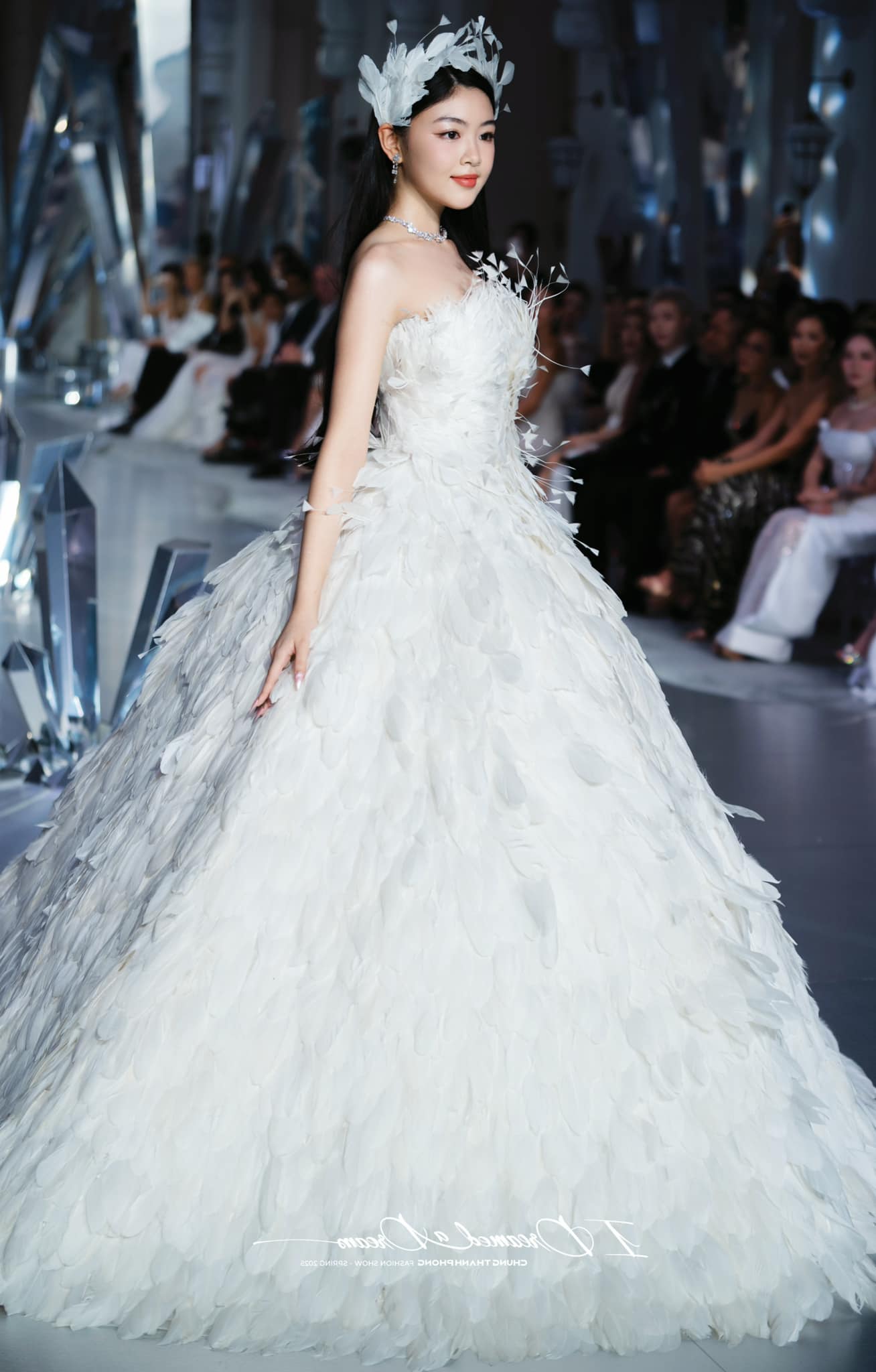 Quyền Linh ăn m&igrave; t&ocirc;m, cả đời đi d&eacute;p tổ ong nhưng Lọ Lem mua Maybach ở tuổi 19: Dạy con d&ugrave;ng tiền cực kh&eacute;o!- Ảnh 9.