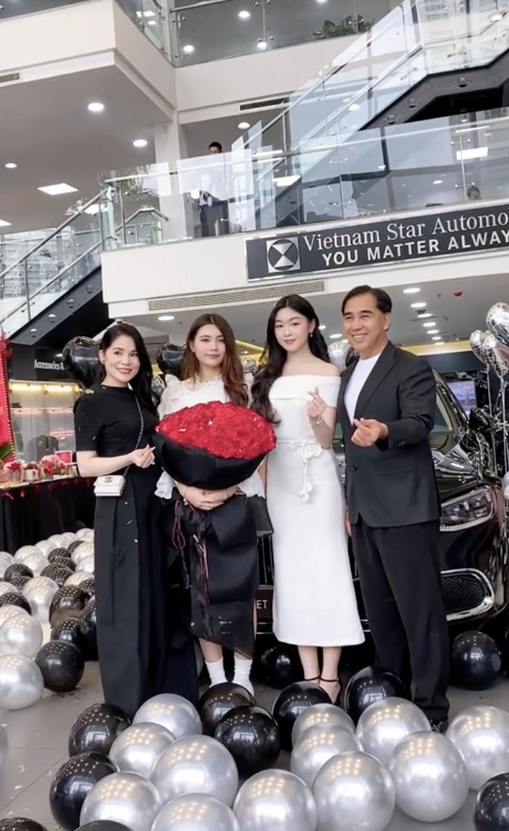 Quyền Linh ăn m&igrave; t&ocirc;m, cả đời đi d&eacute;p tổ ong nhưng Lọ Lem mua Maybach ở tuổi 19: Dạy con d&ugrave;ng tiền cực kh&eacute;o!- Ảnh 2.
