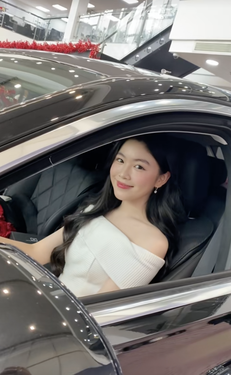 Quyền Linh ăn m&igrave; t&ocirc;m, cả đời đi d&eacute;p tổ ong nhưng Lọ Lem mua Maybach ở tuổi 19: Dạy con d&ugrave;ng tiền cực kh&eacute;o!- Ảnh 1.