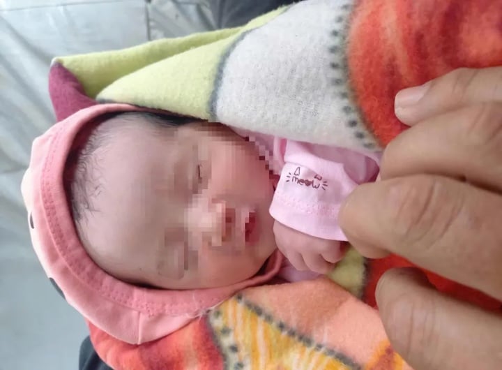 Bé gái sơ sinh bị bỏ rơi bên vệ đường Quảng Bình - Ảnh 1.