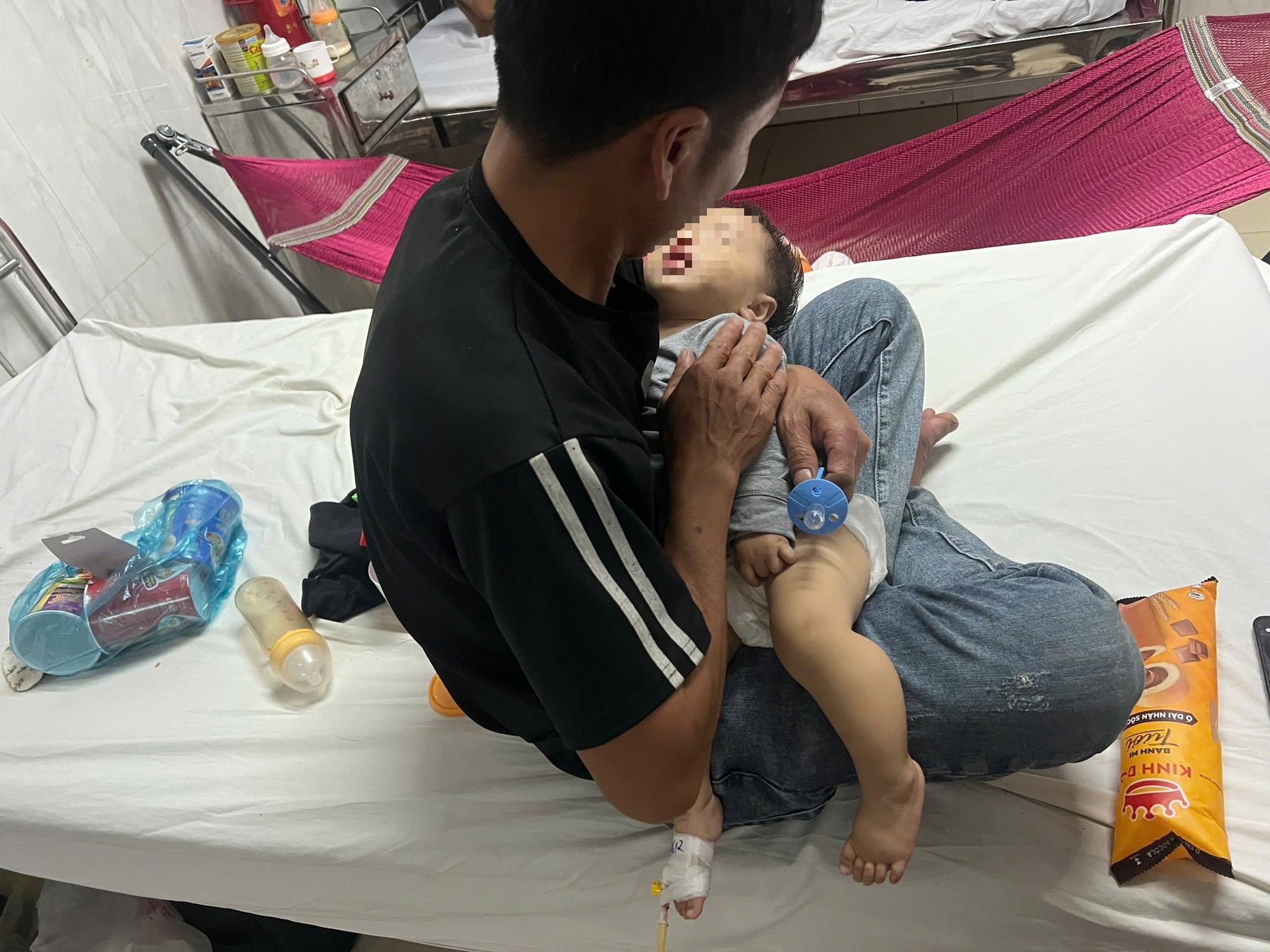 Công an xác minh thông tin bé 9 tháng tuổi bị bầm tím 2 má- Ảnh 1. Công an xác minh thông tin bé 9 tháng tuổi bị bầm tím 2 má- Ảnh 1.