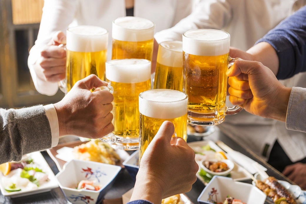 Trong buổi họp lớp, tôi là người duy nhất không nâng ly chúc mừng một người bạn giàu có, 2 tháng sau, anh ấy đến nhà để cảm ơn tôi!- Ảnh 5. Trong buổi họp lớp, tôi là người duy nhất không nâng ly chúc mừng một người bạn giàu có, 2 tháng sau, anh ấy đến nhà để cảm ơn tôi!- Ảnh 5.
