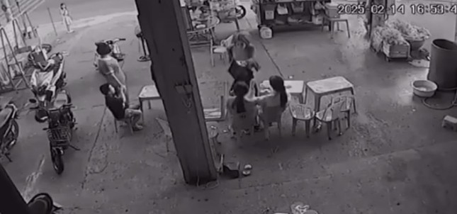 Xôn xao clip phụ huynh đá vào mặt nữ học sinh gây bức xúc - Ảnh 1.