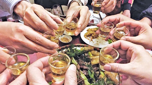Trong buổi họp lớp, tôi là người duy nhất không nâng ly chúc mừng một người bạn giàu có, 2 tháng sau, anh ấy đến nhà để cảm ơn tôi!- Ảnh 3. Trong buổi họp lớp, tôi là người duy nhất không nâng ly chúc mừng một người bạn giàu có, 2 tháng sau, anh ấy đến nhà để cảm ơn tôi!- Ảnh 3.